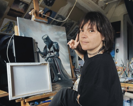 Lea Mihalič (Leah Artist) med ustvarjanjem.