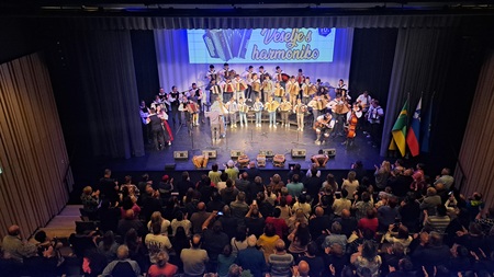 Skupna pesem in obiskovalci