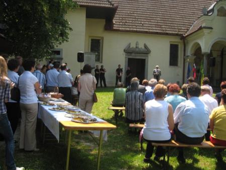 Pohod po Knobleharjevi poti in dan državnosti z mašo za domovino na Stopnem 3