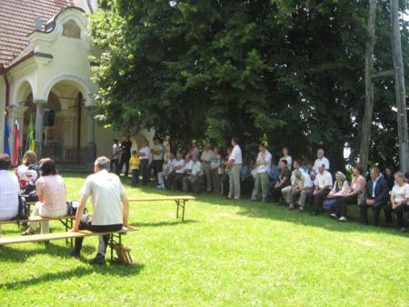 Pohod po Knobleharjevi poti in dan državnosti z mašo za domovino na Stopnem 4