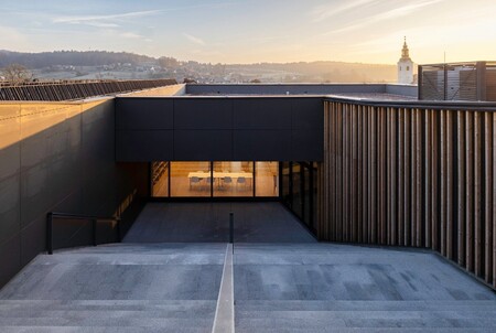 KC_Skocjan_Knjiznica_stopnisce_sredina